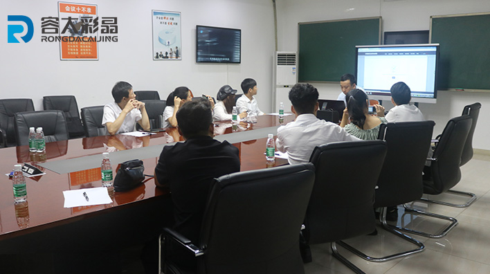 Rongda Colour Crystal Technology Director trains customer team on the software and hardware usage of multi-media touch-in-one machine！