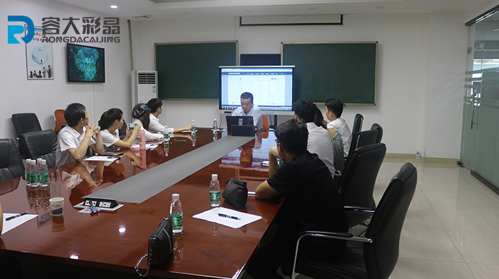 Rongda Colour Crystal Technology Director trains customer team on the software and hardware usage of multi-media touch-in-one machine！